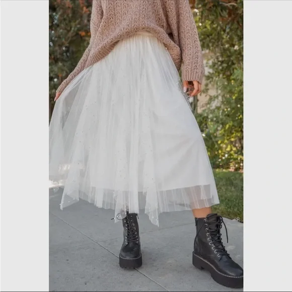 Chic White Tulle A-Line Skirt - Picture 3 of 6